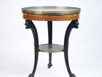 Vente aux enchères Guéridon Empire en bois noirci et placage d'acajou, piètement tripode 