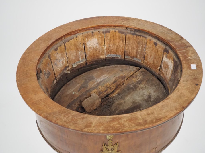 Jardinière XIXème en acajou et placage d'acajou, piètement tripode en 