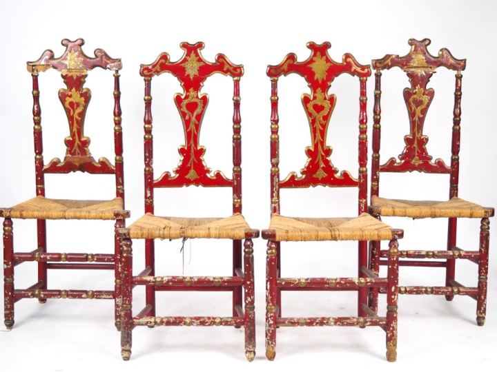 Suite de quatre chaises paillées espagnoles en bois laqué rouge et dor