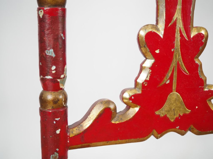 Suite de quatre chaises paillées espagnoles en bois laqué rouge et dor