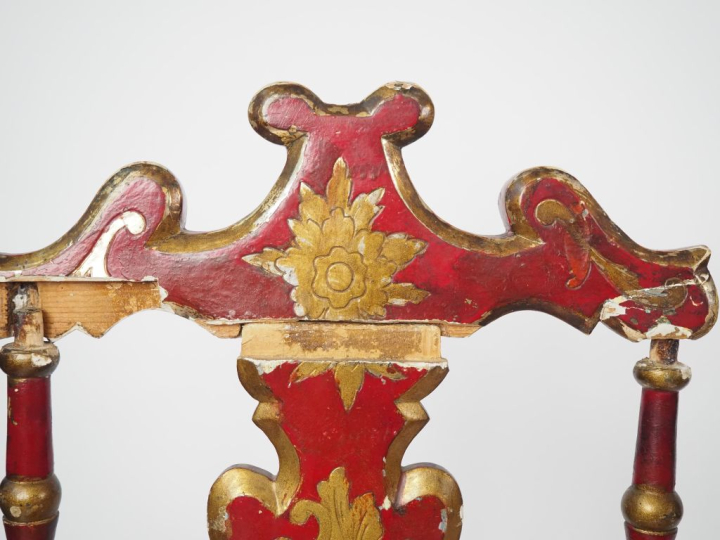 Suite de quatre chaises paillées espagnoles en bois laqué rouge et dor
