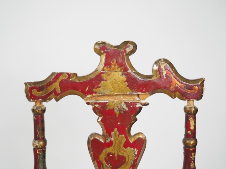 Suite de quatre chaises paillées espagnoles en bois laqué rouge et dor
