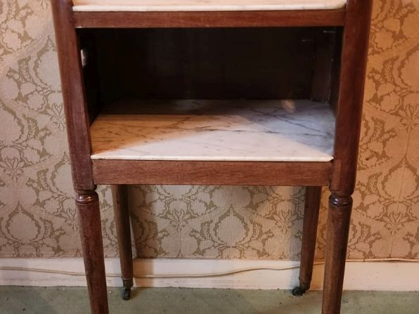 Chevet Directoire en acajou et placage d'acajou, deux plateaux en marb