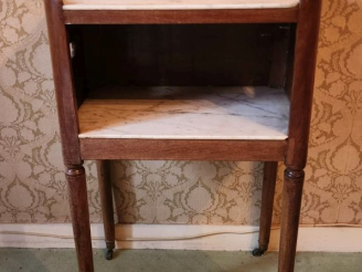 Vente aux enchères Chevet Directoire en acajou et placage d'acajou, deux plateaux en marb