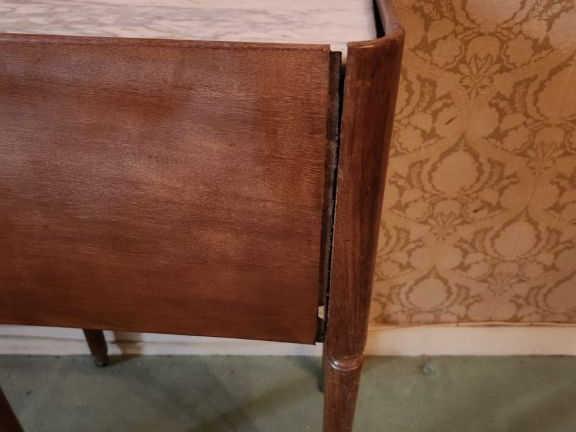 Chevet Directoire en acajou et placage d'acajou, deux plateaux en marb