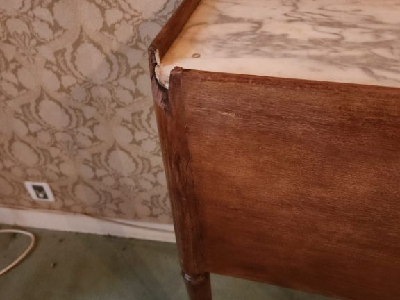 Chevet Directoire en acajou et placage d'acajou, deux plateaux en marb