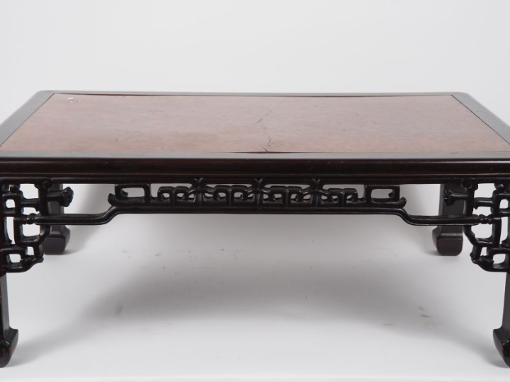 Table basse de style Extreme Orient en loupe et bois verni. Dim. 30 x 