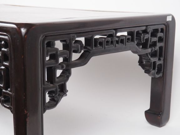 Table basse de style Extreme Orient en loupe et bois verni. Dim. 30 x 