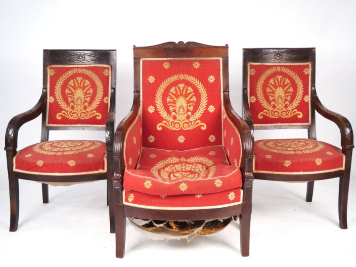 Paire de fauteuils de style Empire, garniture de tapisserie rouge et j