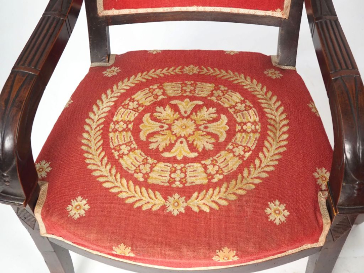 Paire de fauteuils de style Empire, garniture de tapisserie rouge et j