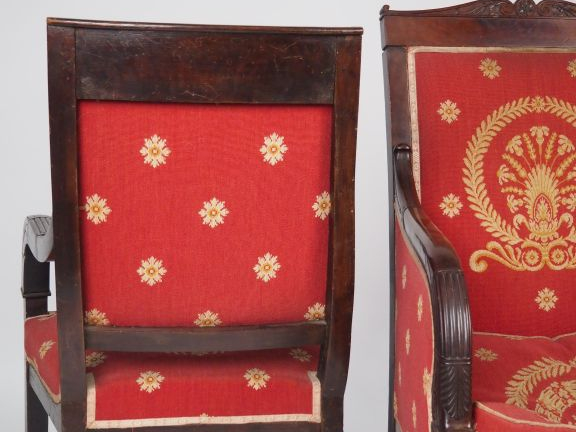 Paire de fauteuils de style Empire, garniture de tapisserie rouge et j