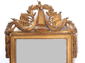 Vente aux enchères Miroir de style Louis XVI en bois sculpté et doré, fronton ajouré à dé