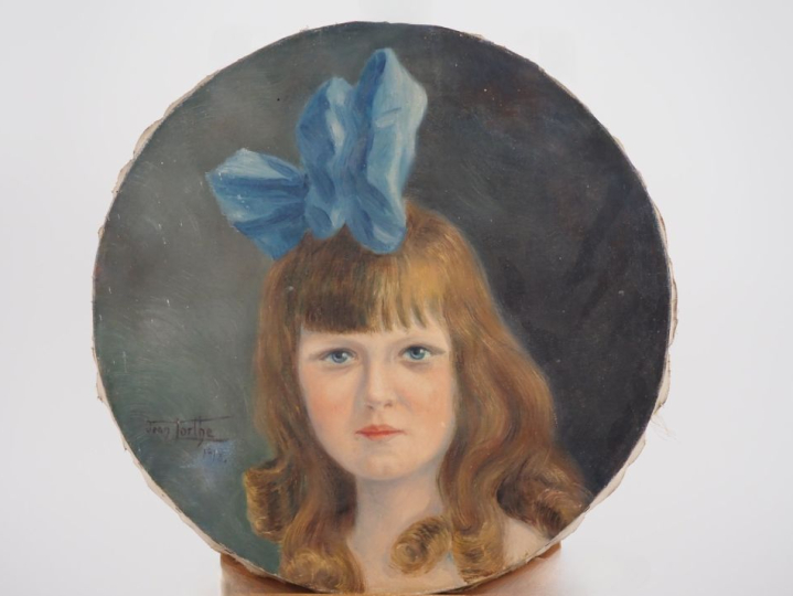 Jean TORTHE. "Portrait de fillette en tondo"  Huile sur toile, signée 