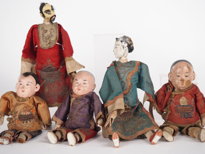 Chine, vers 1900 Ensemble comprenant cinq poupées, dont trois enfants 