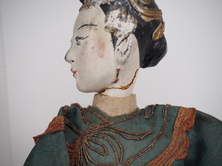 Chine, vers 1900 Ensemble comprenant cinq poupées, dont trois enfants 