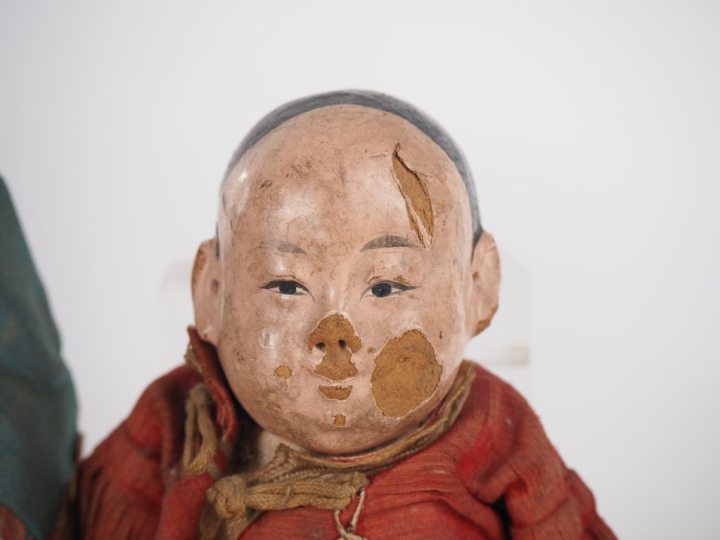 Chine, vers 1900 Ensemble comprenant cinq poupées, dont trois enfants 