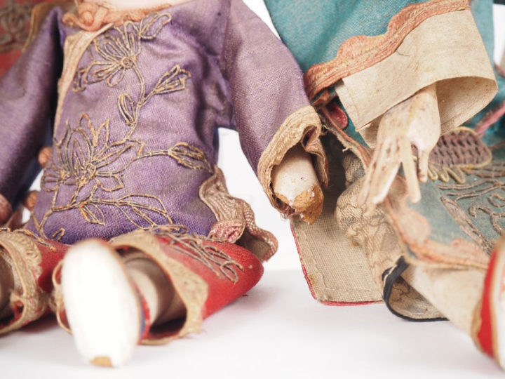 Chine, vers 1900 Ensemble comprenant cinq poupées, dont trois enfants 