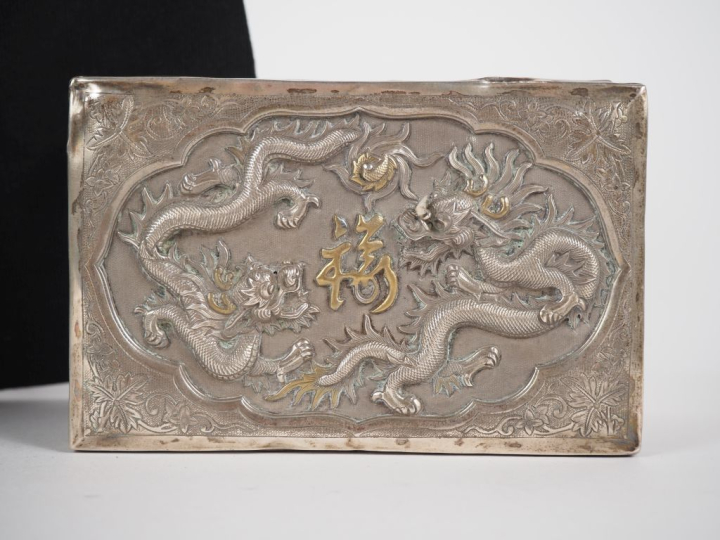 Vietnam, vers 1900 Lot comprenant une bourse avec fermoir en argent fi