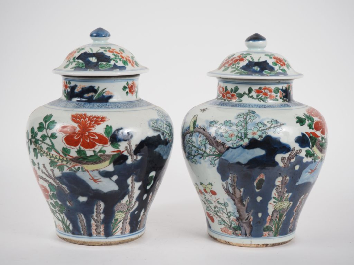 Chine, XVIIIe siècle  Paire de potiches couvertes de forme balustre en