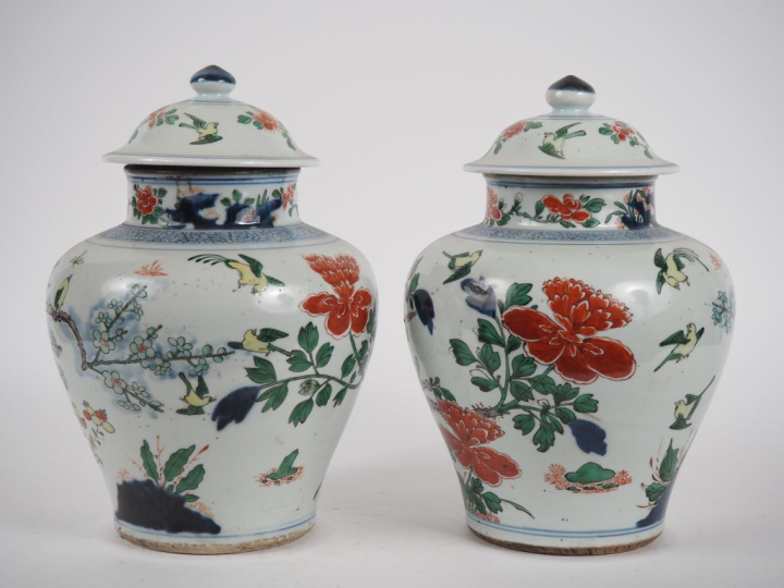 Chine, XVIIIe siècle  Paire de potiches couvertes de forme balustre en