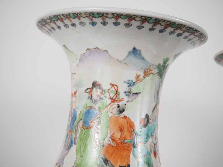 Chine, 2ème moitié du XIXe siècle  Paire de grands vases balustres en 