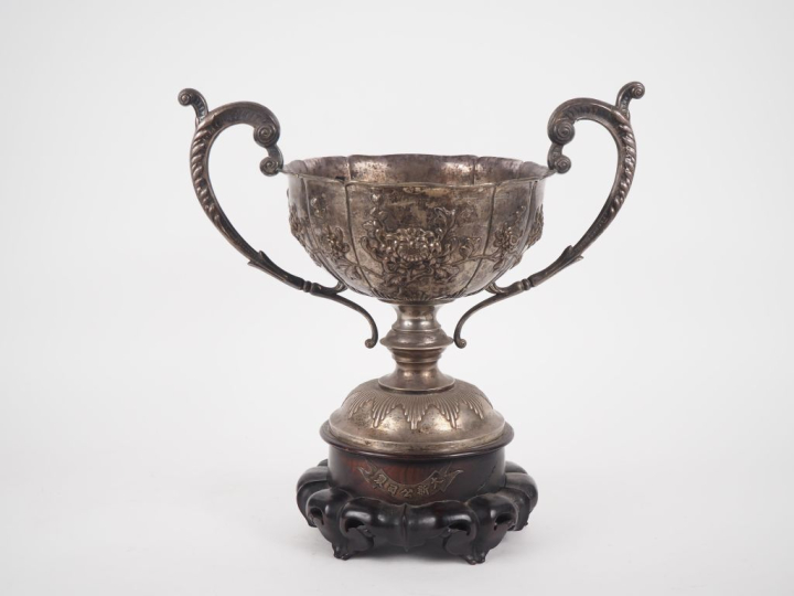 Chine, vers 1900 Importante coupe sur piédouche en argent, reprenant l