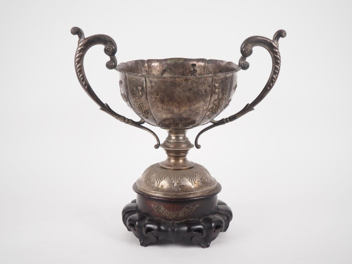 Chine, vers 1900 Importante coupe sur piédouche en argent, reprenant l