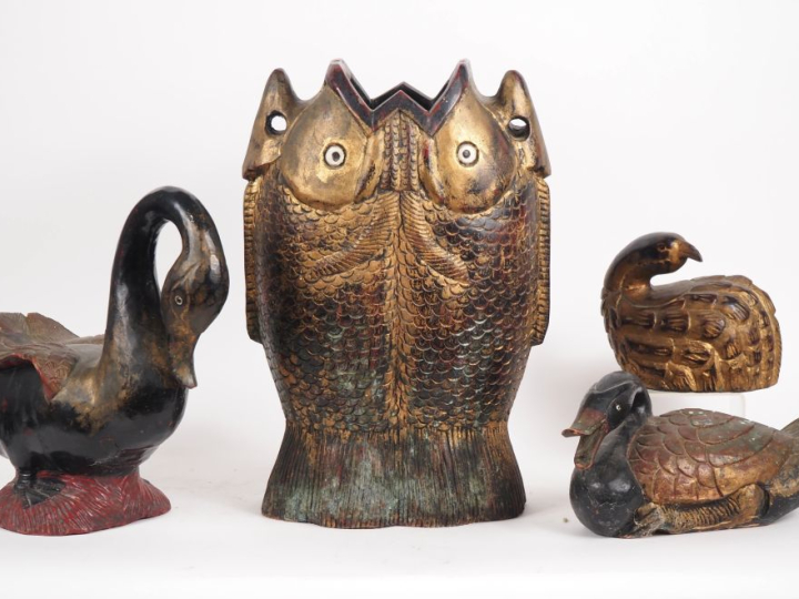 Chine, vers 1920 Ensemble d’objets en bois anciennement laqué et doré,
