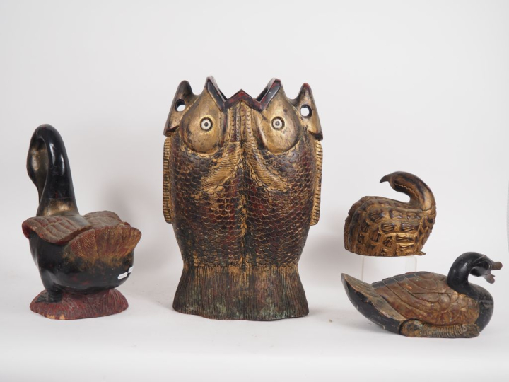 Chine, vers 1920 Ensemble d’objets en bois anciennement laqué et doré,