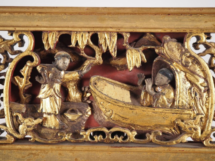 Chine, Ningbo, fin XIXe siècle  Miroir à décor de personnages en bois 