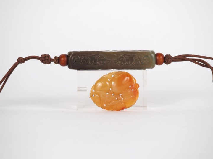 Chine, travail moderne Lot comprenant deux pendentifs, l’un en jade da