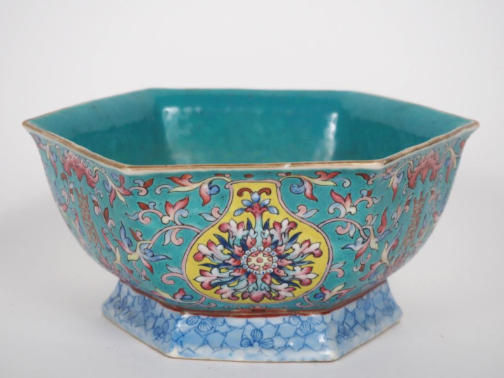 Chine, 2ème moitié du XIXe siècle  Coupe hexagonale sur piédouche, fin