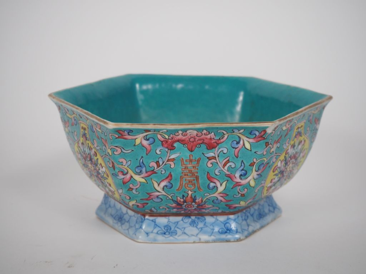 Chine, 2ème moitié du XIXe siècle  Coupe hexagonale sur piédouche, fin