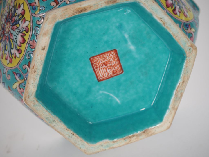 Chine, 2ème moitié du XIXe siècle  Coupe hexagonale sur piédouche, fin