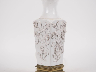 Vente aux enchères Chine, 2ème moitié du XXe siècle Vase quadrangulaire en porcelaine bla