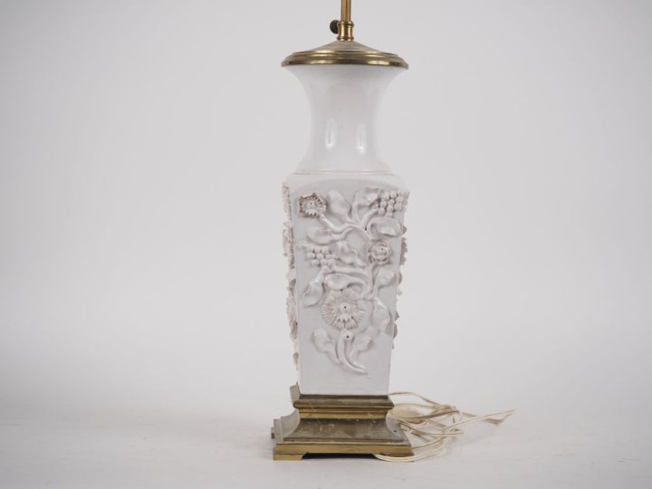 Chine, 2ème moitié du XXe siècle Vase quadrangulaire en porcelaine bla