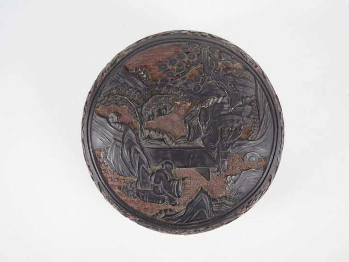 Chine, vers 1920 Boîte circulaire couverte en laque de cinabre sur âme