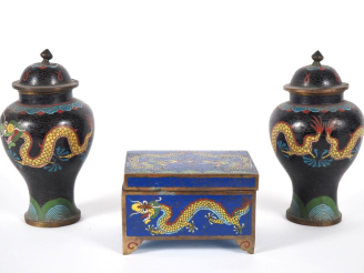 Vente aux enchères Chine, vers 1920 Lot comprenant un petit coffret couvert en émaux cloi