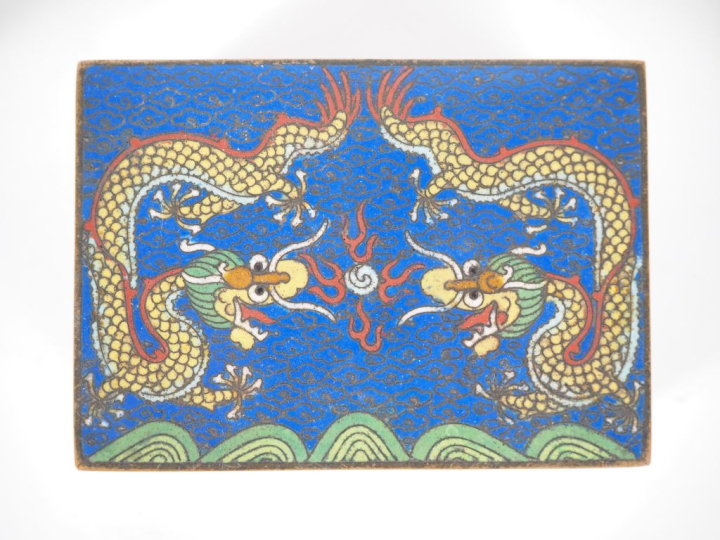 Chine, vers 1920 Lot comprenant un petit coffret couvert en émaux cloi