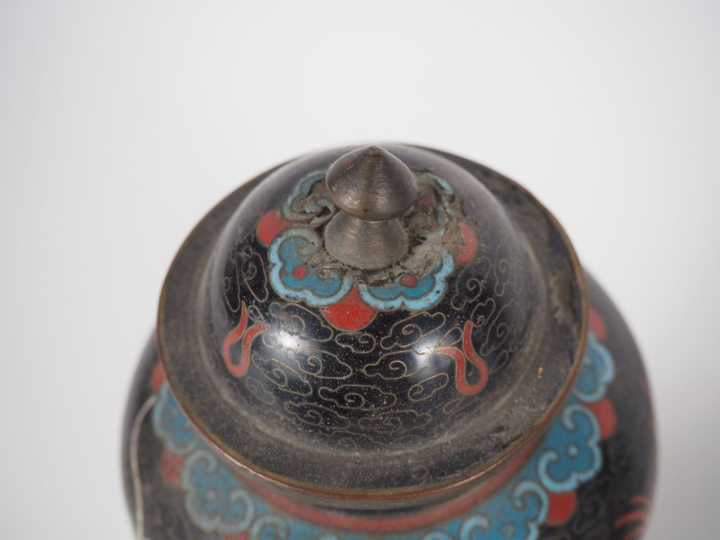 Chine, vers 1920 Lot comprenant un petit coffret couvert en émaux cloi