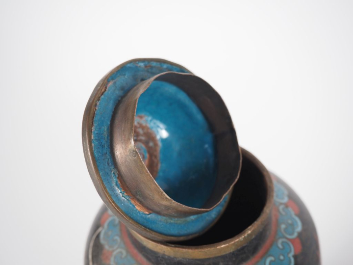 Chine, vers 1920 Lot comprenant un petit coffret couvert en émaux cloi