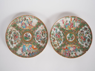 Vente aux enchères Chine, vers 1900 Paire d’assiettes en porcelaine de Canton et émaux de