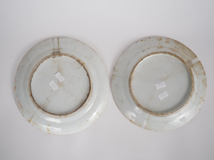 Chine, vers 1900 Paire d’assiettes en porcelaine de Canton et émaux de