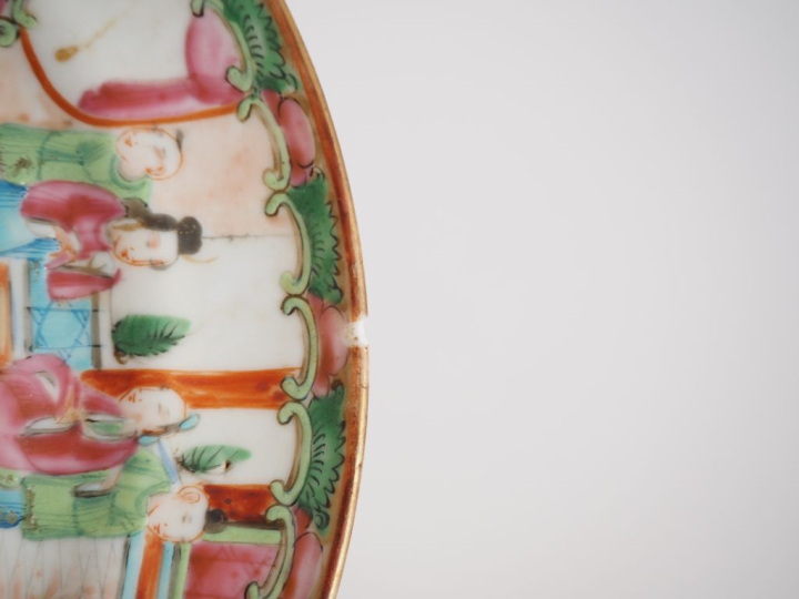 Chine, vers 1900 Paire d’assiettes en porcelaine de Canton et émaux de