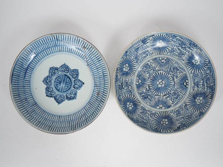 Vietnam, fin XIXe siècle,  Deux assiettes en porcelaine bleu blanc, à 