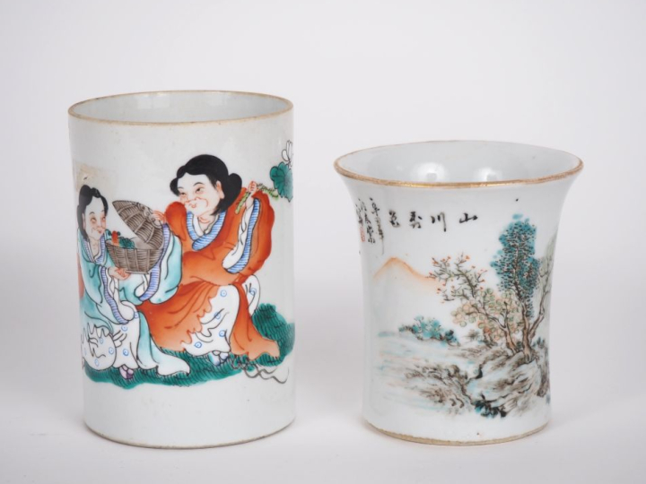 Chine, XXe siècle,  Deux vases en porcelaine et émaux polychromes, à d