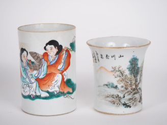 Vente aux enchères Chine, XXe siècle,  Deux vases en porcelaine et émaux polychromes, à d