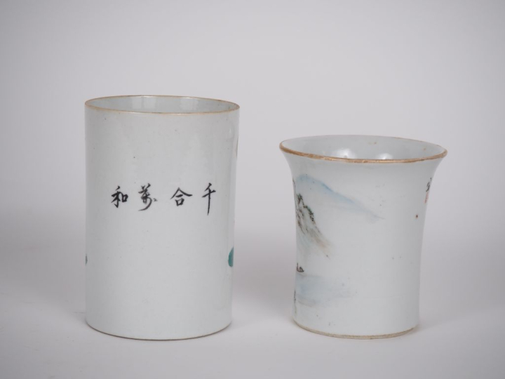 Chine, XXe siècle,  Deux vases en porcelaine et émaux polychromes, à d