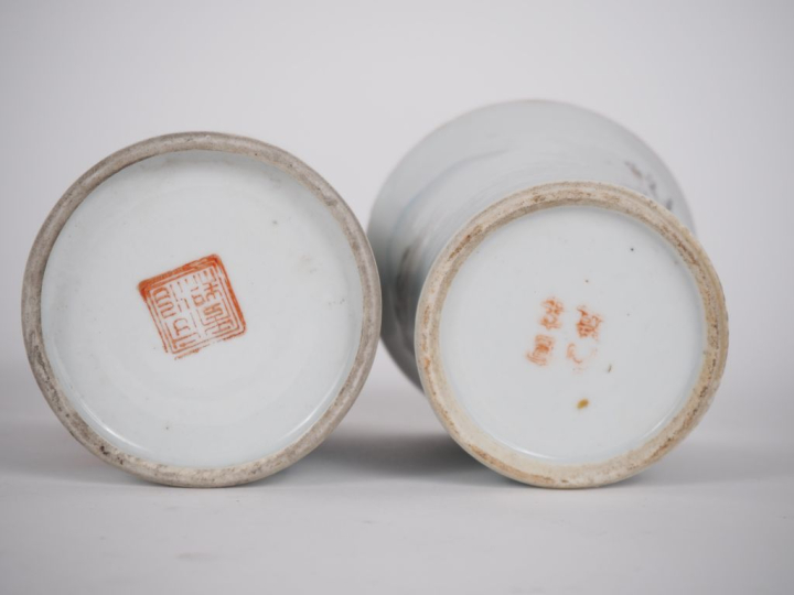 Chine, XXe siècle,  Deux vases en porcelaine et émaux polychromes, à d
