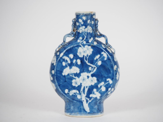 Vente aux enchères Chine, vers 1900,  Vase de forme gourde « bianhu », en porcelaine émai